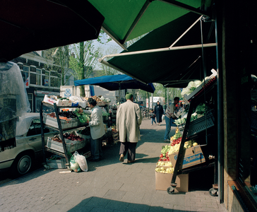 822765 Afbeelding van uitstallingen met groenten en fruit op het trottoir bij het pand Kanaalstraat 73 (Özlem-Export) ...